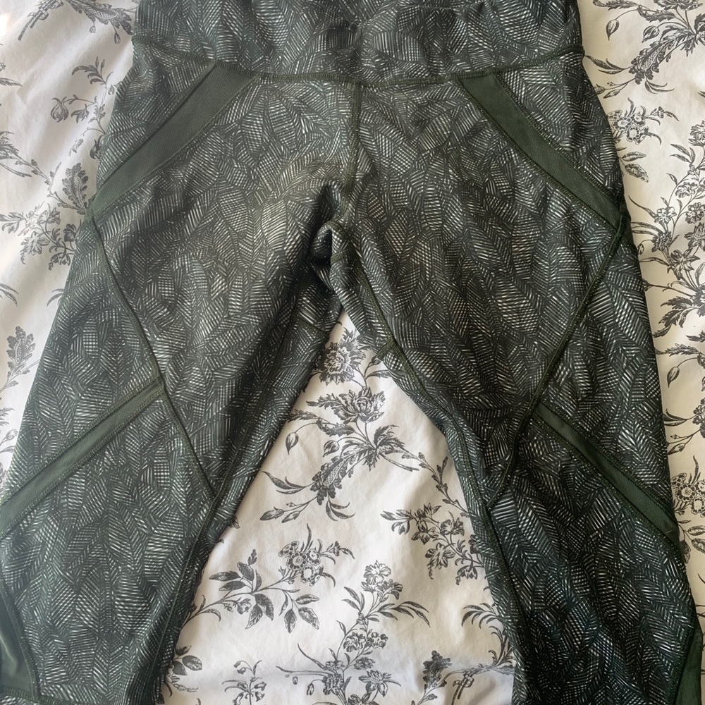 Printed Lululemon olive green capri leggings